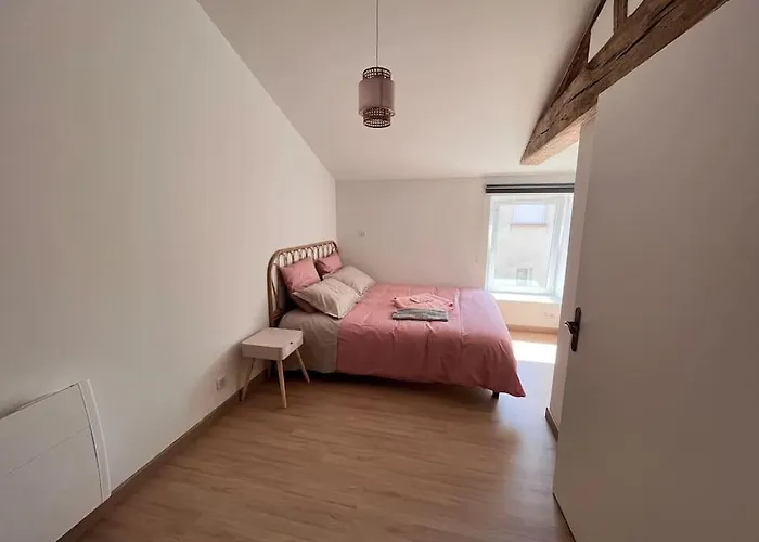 Les Petits Pirons بيت للعطل *